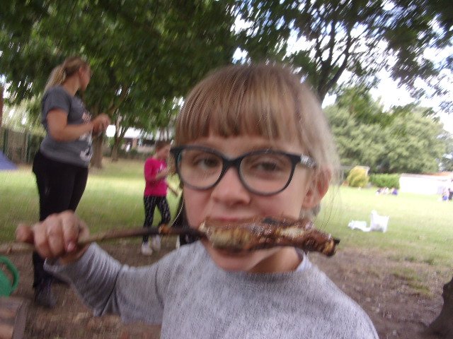 hatsarah's tweet photo. Lots of fun for Y2 and Y5 in Forest School this afternoon @GarswoodPrimary #mudslides #damperbread https://t.co/jZWy6FsgZR