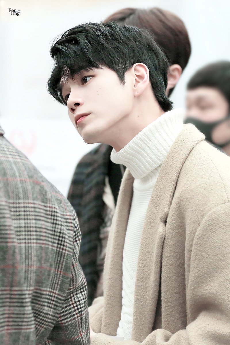 tobejeongbubu's tweet photo. เอียงคอเวลาคุยกับเน่ว #เนียลอง https://t.co/xhICOsSBZJ