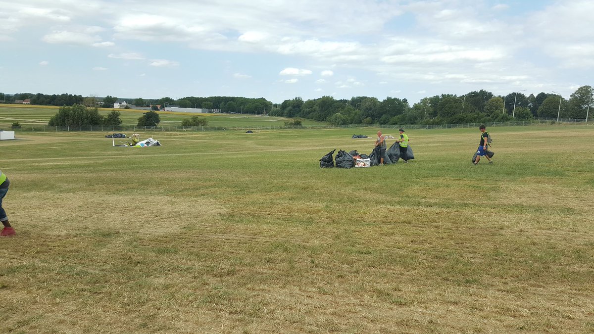 dourfestival's tweet photo. Un grand bravo aux Green Brigades qui nettoient avec succès les campings depuis plusieurs jours et à After Festival RECUP qui récupère le materiel en état pour le redistribuer aux personnes dans le besoin. https://t.co/aSjykdmnHw