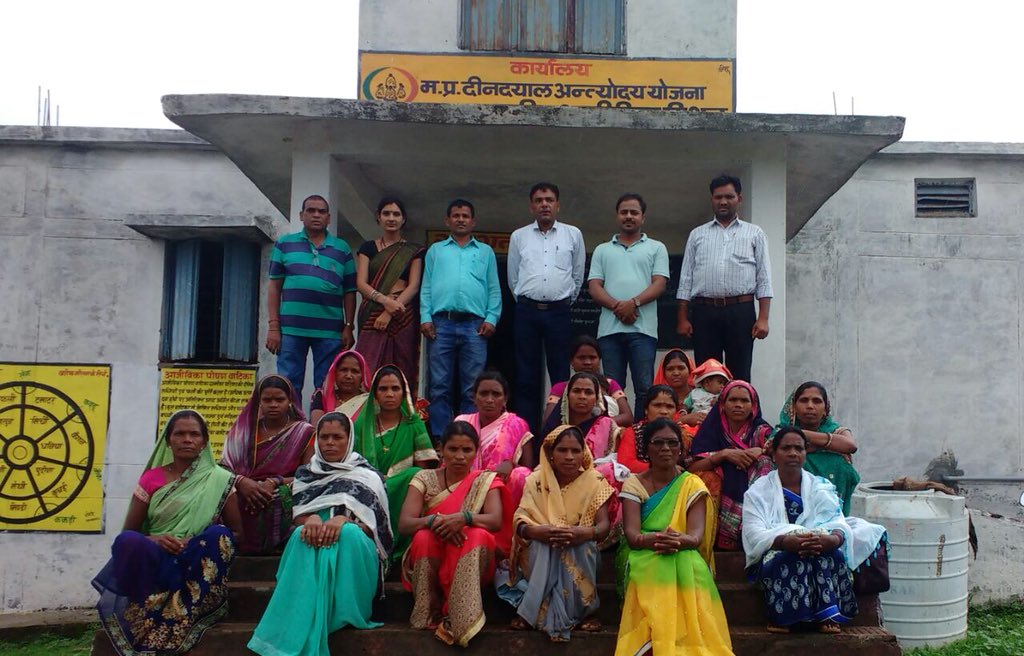 TRIFoundation's tweet photo. Our CLF (cluster level federation) members took part in a visioning exercise to identify areas of improvement in their villages. Our team member Pawan Bhaise shares pictures from Samnapur, #MadhyaPradesh

@NeetaPawan https://t.co/MQQa2EShCw