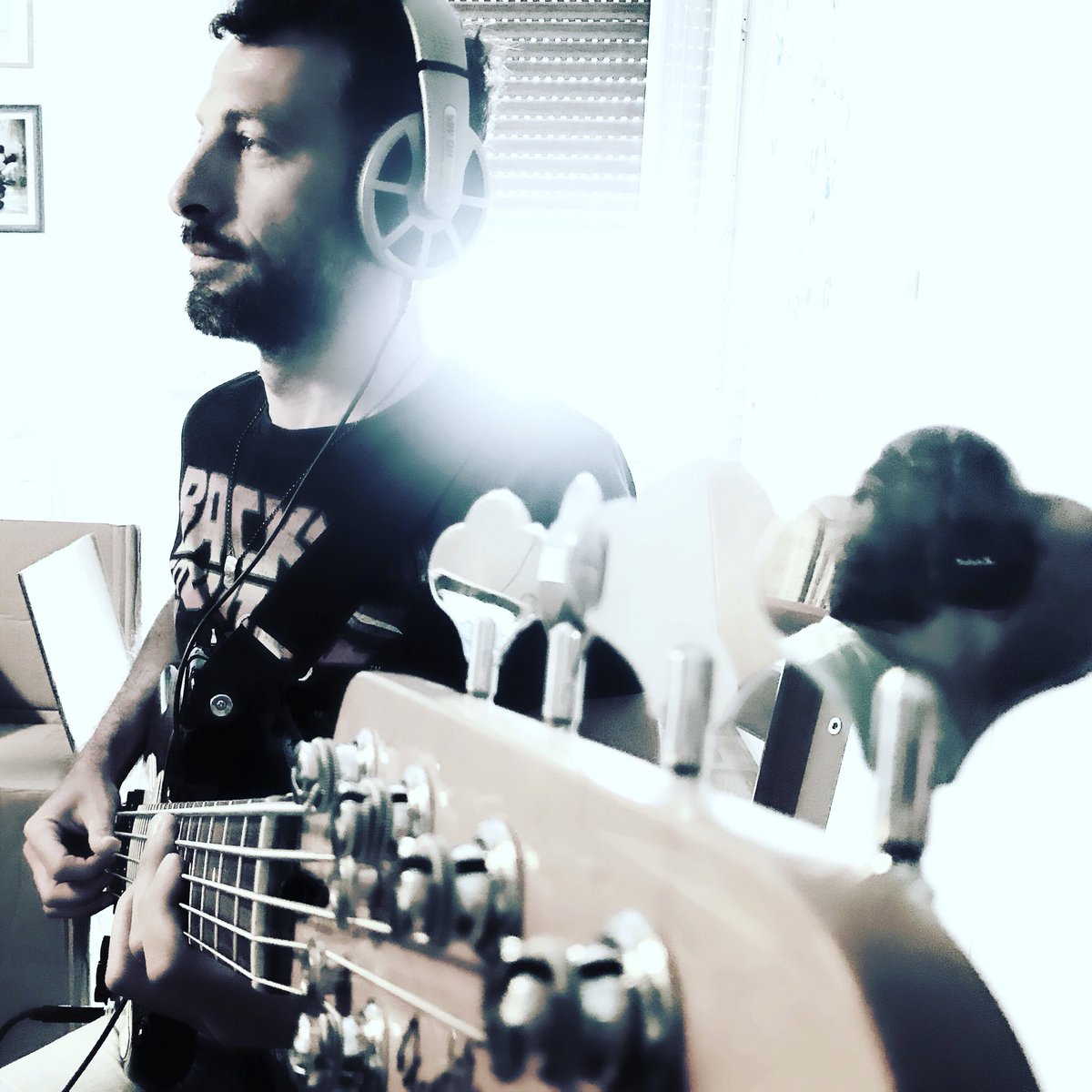 Audiofono's tweet photo. Si buttano giù le idee... #Audiofono #idee #musicaitaliana #Composizione #Scrivere #Suonare #Nuovecanzoni https://t.co/qIScFumJu3