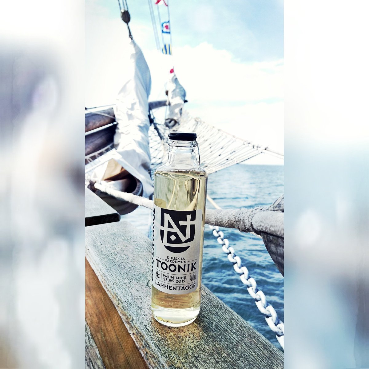 Gin_o_clock's tweet photo. Lahjentagge tonic from Lahhentagge distillery 🤗 so freshly wild, with own personality.

#itisalwaysginocklock #lahhentagge  #lahjentagge #kaljashoppet https://t.co/f8UB2xWg6k