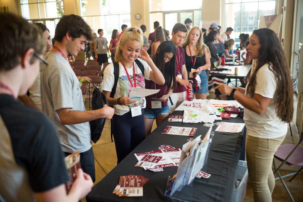 SantaClaraUniv's tweet photo. It's hard to believe we're already starting Orientation session 4 today! We've been having so much fun hosting all our new broncos and getting them excited for these next four years. We can't wait for #WelcomeWeekend in just two short months!! 😆🐎🌴 #FutureOfSCU #ClassOf2022 https://t.co/p1HBOD0izQ