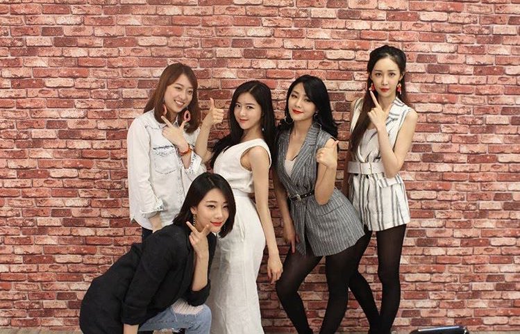 KpopGirlzBands1's tweet photo. #RANIA ya está llendo a Brasil para su concierto y grabarán su #MV alli.
#Ttabo tiene problemas con su pasaporte por lo que no podrá ir y no saldra en el MV.
El #COMEBACK se ha retrasado para agosto. https://t.co/G1zW0Jk5Ld