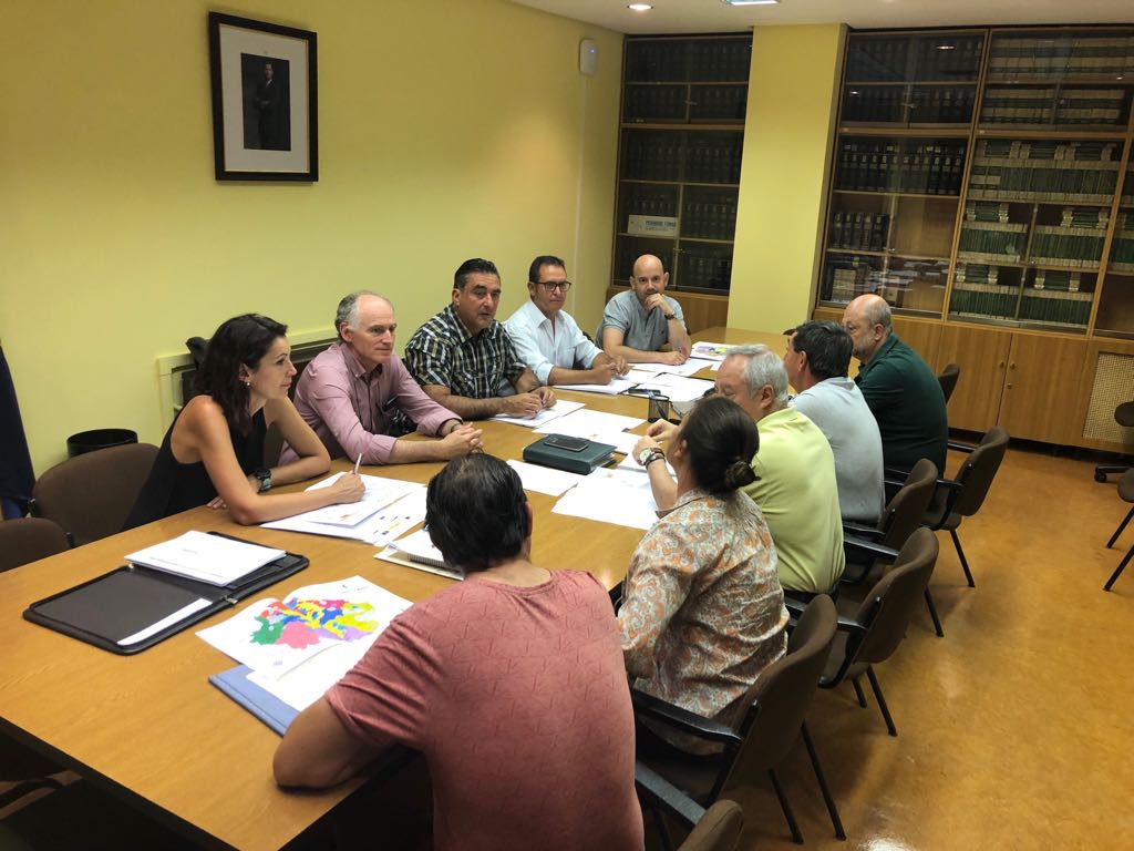 DipuCuenca's tweet photo. .@DipuCuenca y @gobjccm constituyen la Comisión de Seguimiento del Convenio de Arreglo de Caminos Rurales, por el que se invertirán 9 millones de €, de los que el 50% correrá a cargo de la institución provincial. Encuentro al que ha asistido el diputado Fomento, @JaviParrilla60 https://t.co/4fyE5lexFh