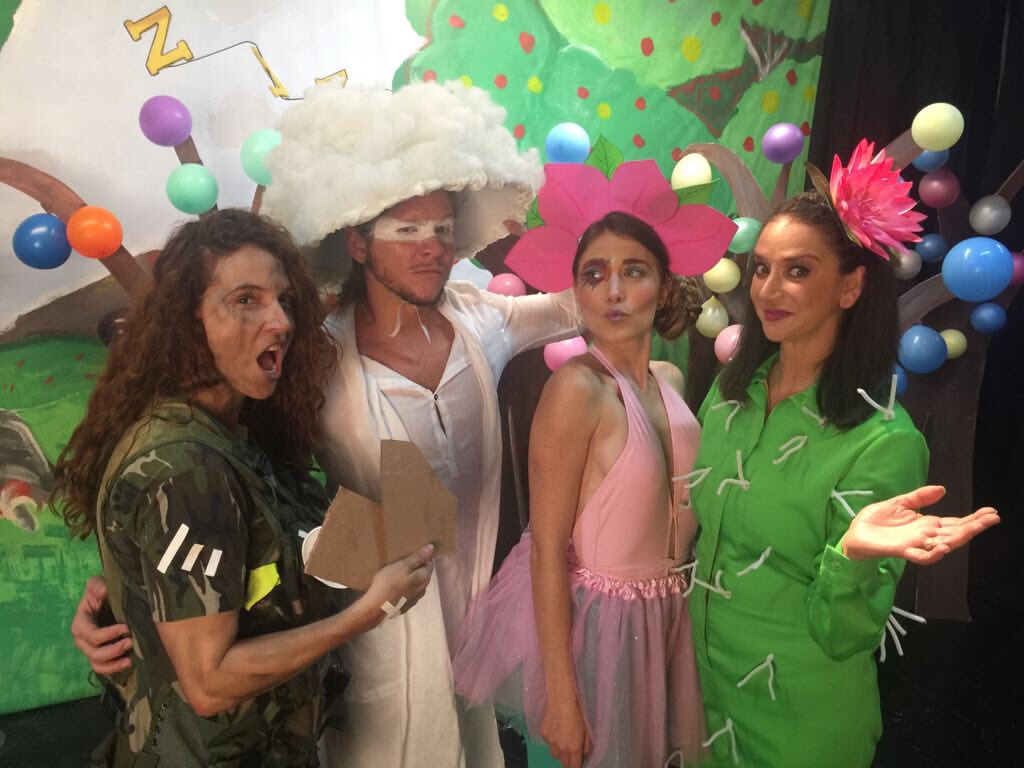 Hoy es día de ver <a href="/SegunBibi/">Segun Bibi Oficial</a> con <a href="/victoramaromx/">Victor Amaro</a> <a href="/LorenaDelCast/">Lorena Del Castillo</a> <a href="/mercevaughan/">Mercedes</a> no se la pierdan esta buenísima a las 11pm por <a href="/Canal_Estrellas/">Las Estrellas</a> y por la web lasestrellas.tv capítulo 8 "La Obrita de Teatro" #TodosSomosBibi #PapiGayMarcelo #MamiPedera #MamiManiqui #MissTita