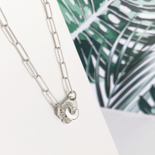 Menottes dinh van with diamonds, maybe the perfect pattern for summer. 
#dinhvan #paris #jewels #jewelry #menottes #gold #diamonds ift.tt/2zP9ER6