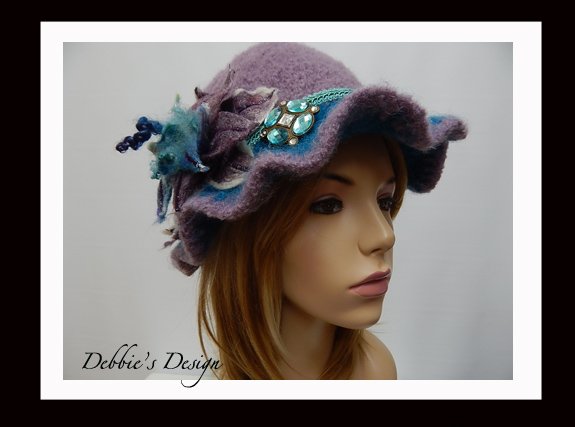 debbiesdesign's tweet photo. https://t.co/d4fC81kbc5 This sassy women's cloche hat has been designed by crocheting with 100% wool roving yarn in two colors, then felted, blocked to shape https://t.co/7r14nFDmqH