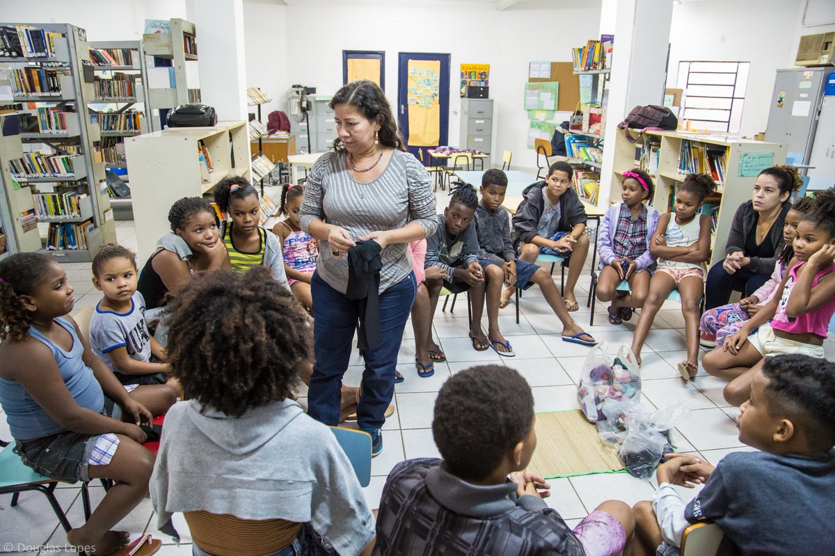 redesdamare's tweet photo. O #TBT de hoje é da atividade de criação de bonecas #Abayomy, na @Lonadamare, do #NUMIM - Núcleo de Identidades e Memória da Maré, com a criançada do projeto #NenhumAMenos. #Ancestralidade #Arte #Educação #Cultura
📸 @dougloppes #RedesDaMaré https://t.co/ugtTwptMl2