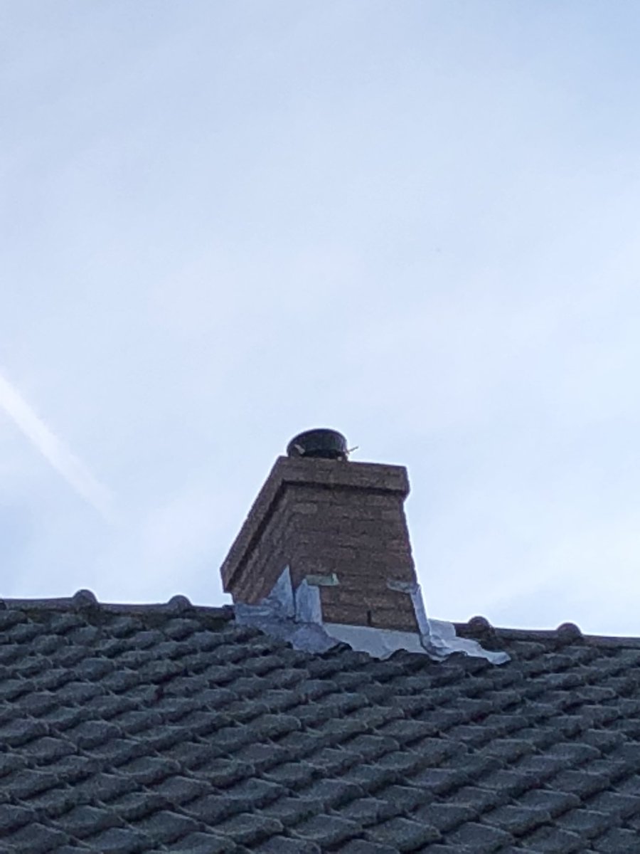 isotrek's tweet photo. #schoorsteen bestaand en vernieuwd #metselwerk #lood @isotrek meesters in rook en stook https://t.co/Md0J2CcxxN