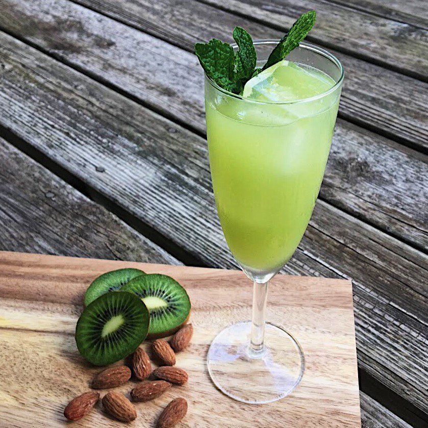 ThisThatKitchen's tweet photo. Recipe: Stranded in Paradise 👉https://t.co/fOn2NmJ9yG
.
2 oz white rum (we used @mountgayrum)
3/4 oz fresh-squeezed lime juice
1/2 oz orgeat (we used @smallhandfoods)
1/4 oz rich simple syrup
1 kiwi
5 mint leaves
#cocktail #rum #tiki #summer #chicago #vegan #alcohol #drinks https://t.co/nBjbITLkx9