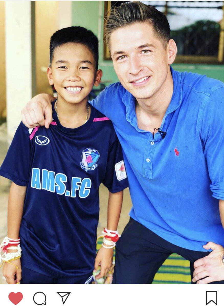 RRRKYTWPK's tweet photo. พี่จอห์นนี่ แอนโฟเน่ ของเฮาไปเยี่ยมน้องไตตั้นละอ่อนน้อยเข้าวินที่บ้านมาค่ะ
พี่จอห์นบอกไม่อยากถามอะไรน้องมาก ดูรอยยิ้มน้องสิครับ แสดงถึงสิ่งที่ดีที่สุดของไทยแลนด์แลนด์ออฟสมายล์ได้เป็นอย่างดีเลยคร้าบ
#ส่งหมูป่ากลับบ้าน https://t.co/ZC0u1TWw38