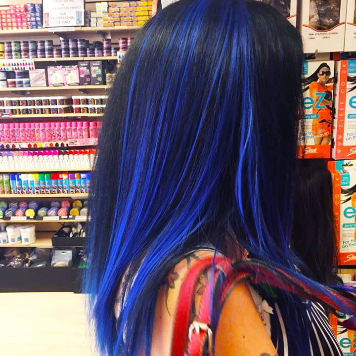 JustEssentials1's tweet photo. Weโre OBSESSED with how gorgeous the Sapna Blue hair extensions look glued into black hair ๐ what do you think, would you rock this look?? ๐๐
.
.
.
#sapna #hairextensions #bluehair #bluehighlights #hair #transformation #nonpermanent #brighthair #newyou https://t.co/VNBKLMuAoX