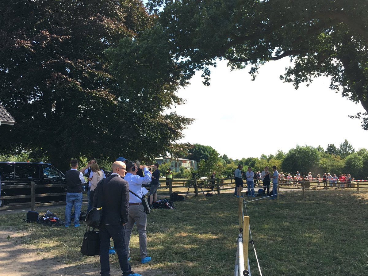 wdagrar's tweet image. #DieKanzlerinaufdemLande Während die #Kanzlerin die Ställe u den #Melkroboter inspiziert. Journalisten in standby.