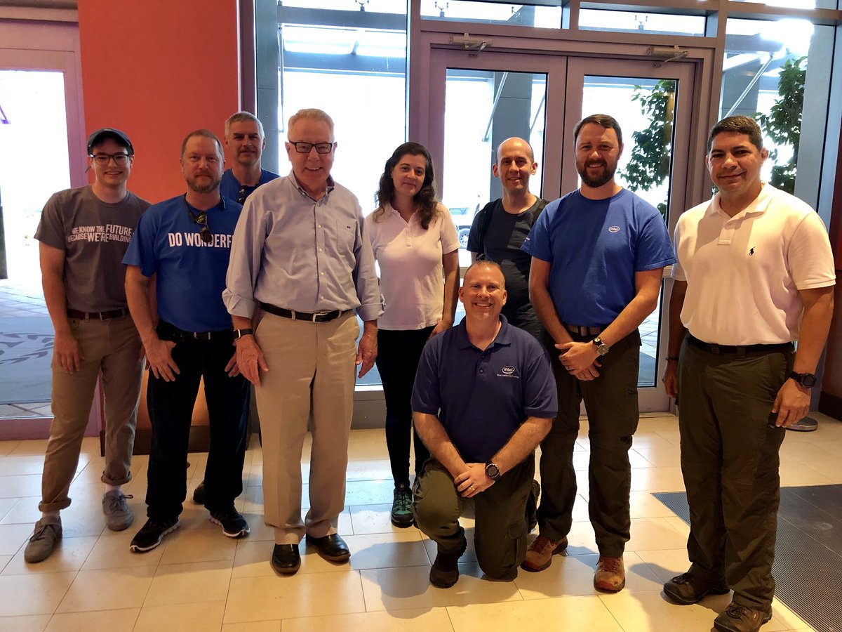 luisar8prcio's tweet image. Tuvimos la oportunidad de presentarle al grupo @intel el director @fema Michael Byrne, hoy nos dirigimos a #Utuado realizar pruebas #Intel #Techpod en áreas que aún están incomunicadas. @ricardorossello @fortalezapr @prstateits