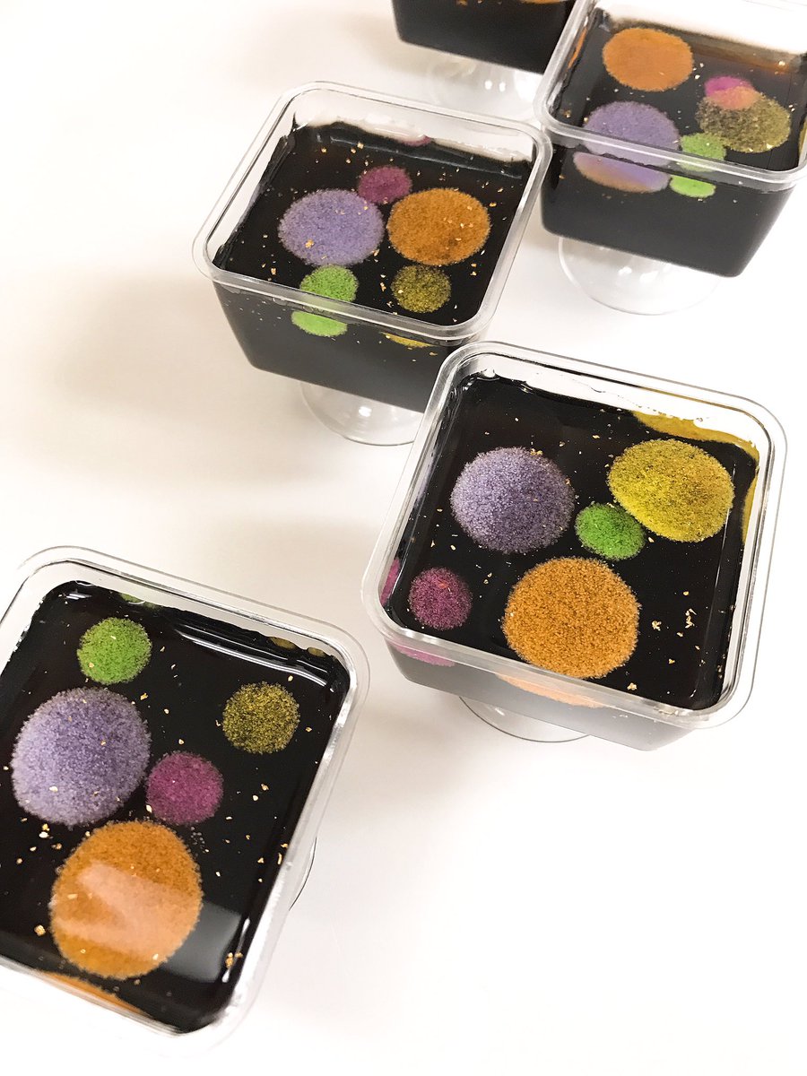 菓舗 近江屋 近江屋の スターマイン 夜空をイメージした黒糖ゼリーに 寒天で花火をイメージして 金粉で星と火花をあらわしました 思わず たーまーやー かーぎーやー って叫びたくなります 笑 明日から販売です 是非ご賞味下さい ๑ ᴗ