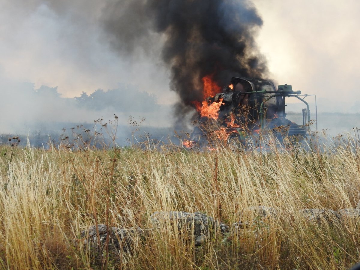 PerGardell's tweet photo. Större gräsbrand i Hamra på södra Gotland #gotland #helagotland #sudret https://t.co/iLfChjMcLN