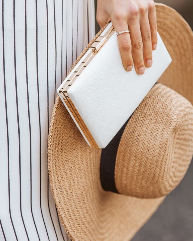 Complete your look with our Carrie Clutch Bag.
#ForeverNewStyle ift.tt/2uUNV4T