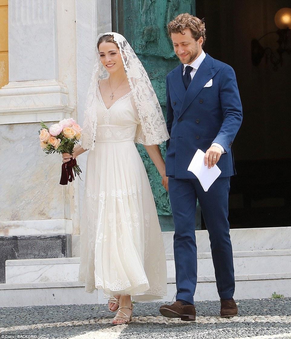 Designer4less09's tweet photo. #annawintour daughter #BeeShaffer looked stunning in an ivory lace gown by @dolcegabbana as she tied the knot with film director #FrancescoCarrozzini in a second lavish ceremony in Portofino, Italy https://t.co/ITWgfdTjW6