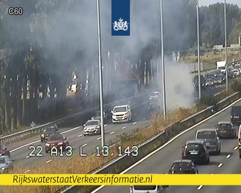 RWSverkeersinfo's tweet image. We zijn inmiddels de tel kwijt qua #bermbranden. Ditmaal in de middenberm op de #A13 bij Delft- Zuid. We willen eigenlijk een #regendans gaan doen.