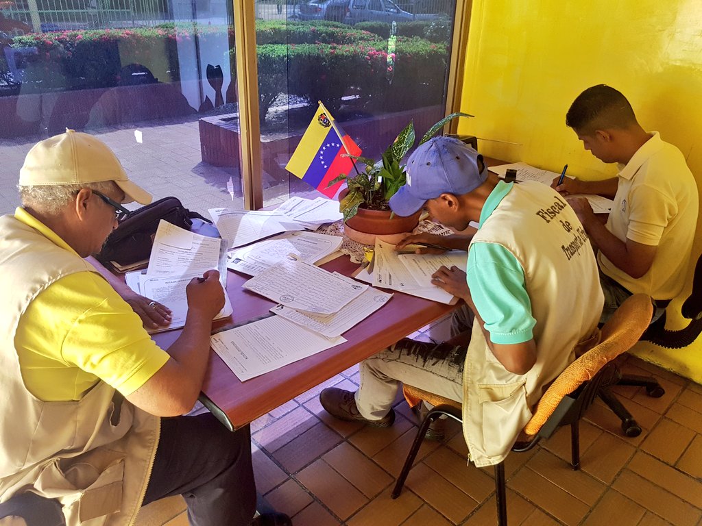 #EnEsteMomento fiscales de Trasporte urbano realizan el inventario de las unidades operativas y No operativas de la parroquia #AguaSalada #TrabajamosParaTi @AlcaldiaDHeres <a href="/comandosergioh/">Sergio Hernandez</a> @sattravim_heres <a href="/DinformacionH/">Información Heres</a> @INTToficial