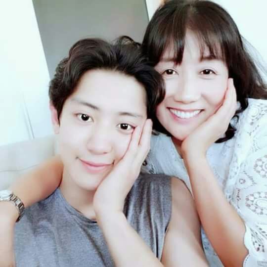 chanyeol61_py's tweet photo. [180715] Actualización de Viva Polo (비바폴로 열매점) en facebook con #ChanYeol junto a su madre. 

@weareoneEXO #EXO #찬열

Vía. EXOGlobal

ChanYeol Paraguay 🔥
- E 🐺 https://t.co/aeGnDZqezq
