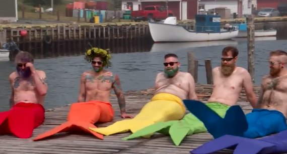 The Merb'ys are back in town! 🧜‍♂️🧜‍♂️ Burly, bearded Newfoundlanders sparkle up and strap their tails on to pose for another year's calendar ow.ly/NnFO30l13Qg