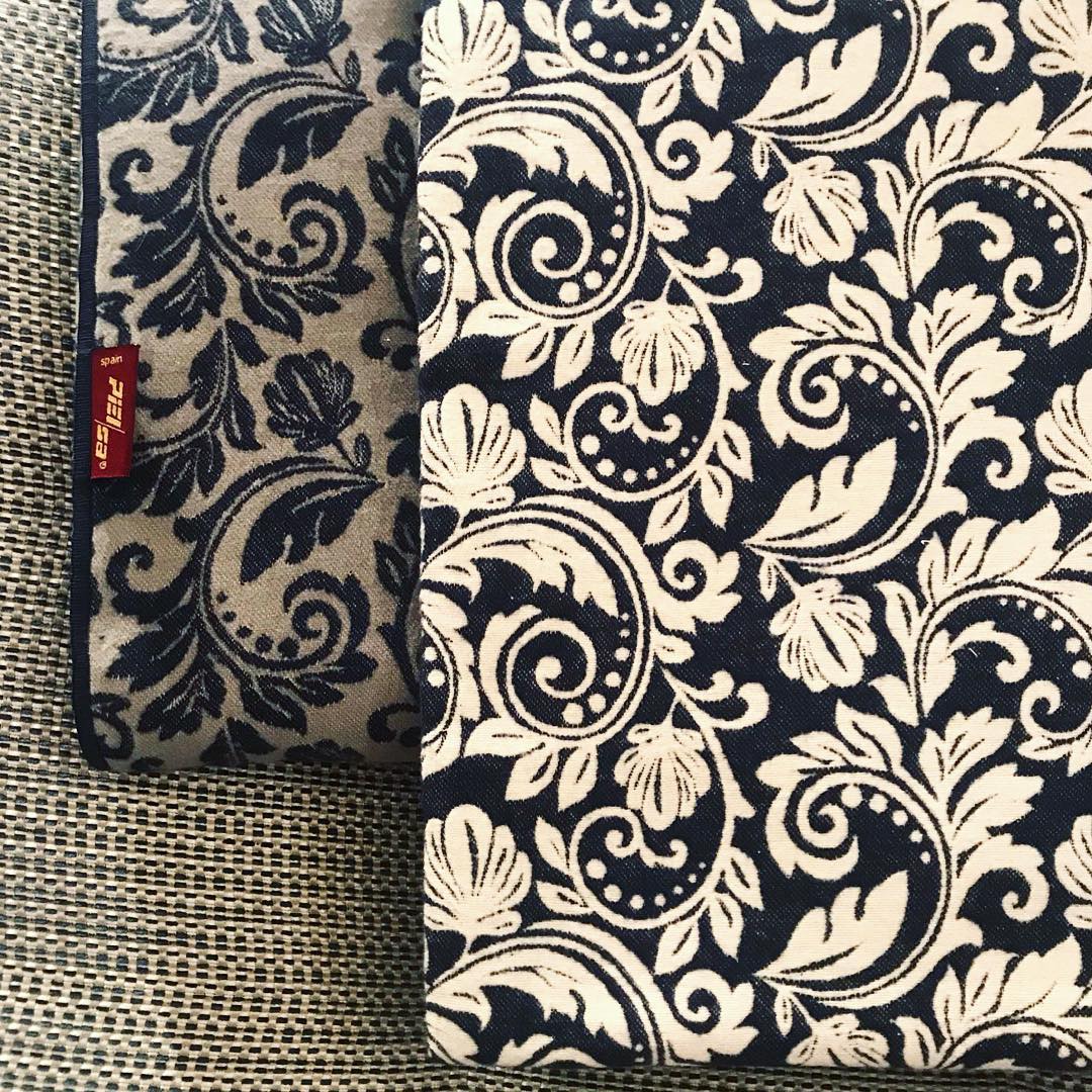 Perfect plaid for cozy time. / El plaid perfecto para un momento acogedor. 🛋😊🌟 #cozy #decor #home #homedecor #plaid #damask #color #pielsa #pielsahome