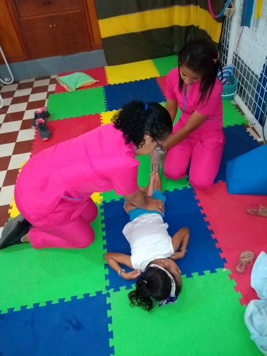 unitersalud's tweet photo. Trabajando fortalecimiento de rodillas a la niña Nereida Velásquez. #Fisioterapia #TerapiaOcupacional #Discapacidad #Inclusion #Unitersalud https://t.co/GtedveOCzo