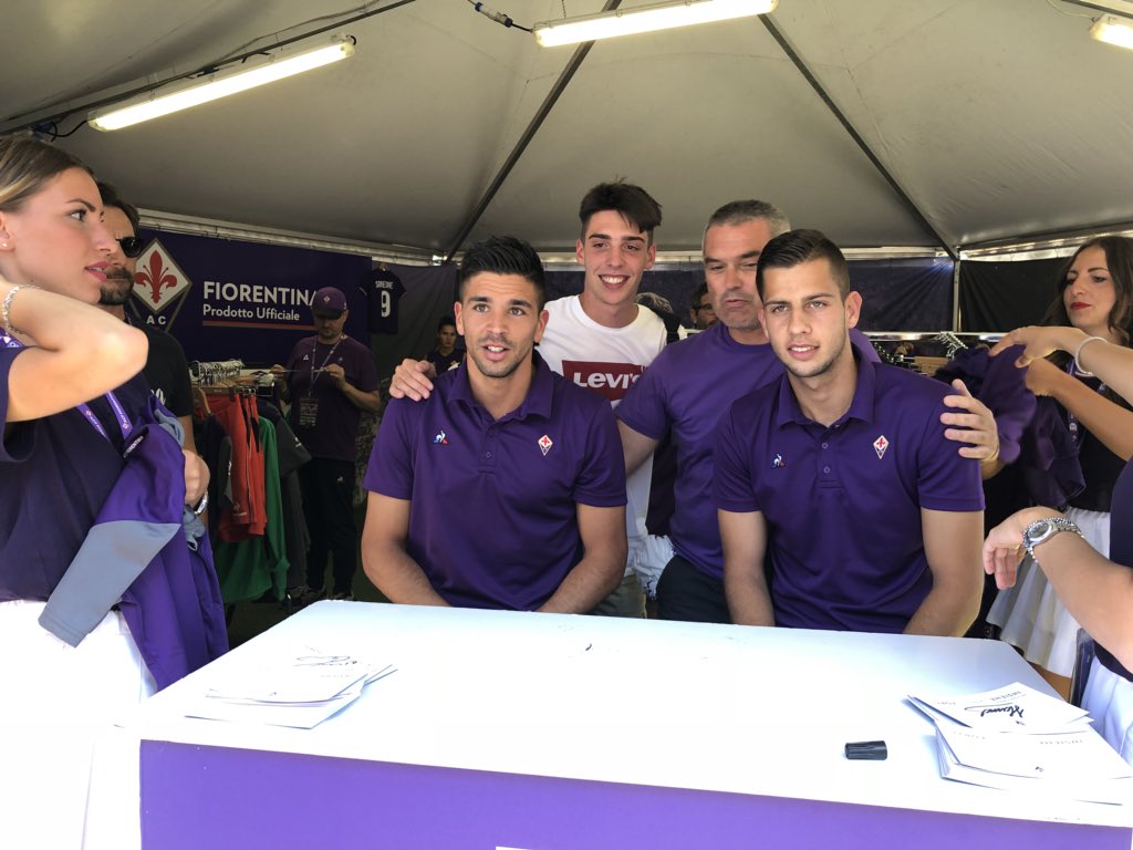 acffiorentina's tweet photo. ✍🏻📸 Sessione di autografi al #ViolaVillage con @simeonegiovanni e David #Hancko #Moena2018🏔 #NoiSiamoFirenze⚜️ https://t.co/UlpFD0wKHv