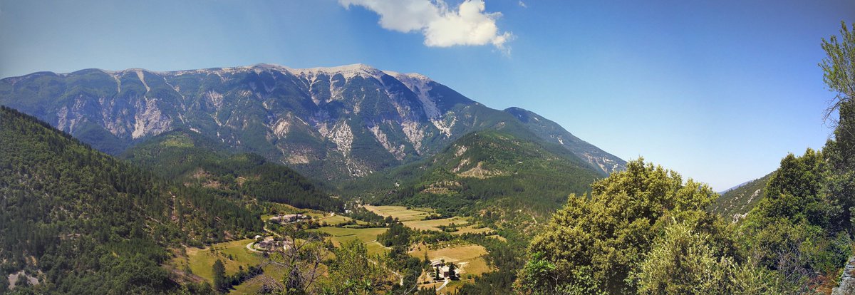 vue sur le Mont Ventoux depuis le village de Brantes (Vaucluse)