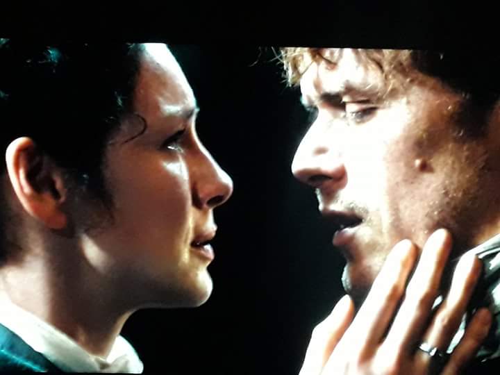 OLSpanishFamily's tweet image. &quot;&apos;Jamie, ya no estás solo&apos;, le dije con suavidad. &apos;Te lo juré cuando nos casamos. Entonces no lo sentía, pero lo juré..y ahora lo siento.(..) Sangre de mi sangre&apos;, susurré. (. .)
&apos;Carne de mi carne&apos;, su murmullo sonó grave y sensual.&quot; (Viajera,c59)
#Outlander #DianaGabaldon