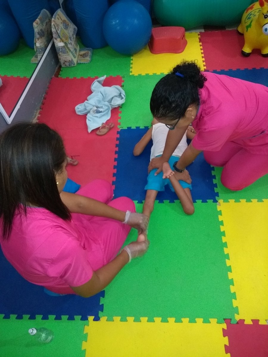unitersalud's tweet photo. Trabajando fortalecimiento de rodillas a la niña Nereida Velásquez. #Fisioterapia #TerapiaOcupacional #Discapacidad #Inclusion #Unitersalud https://t.co/GtedveOCzo