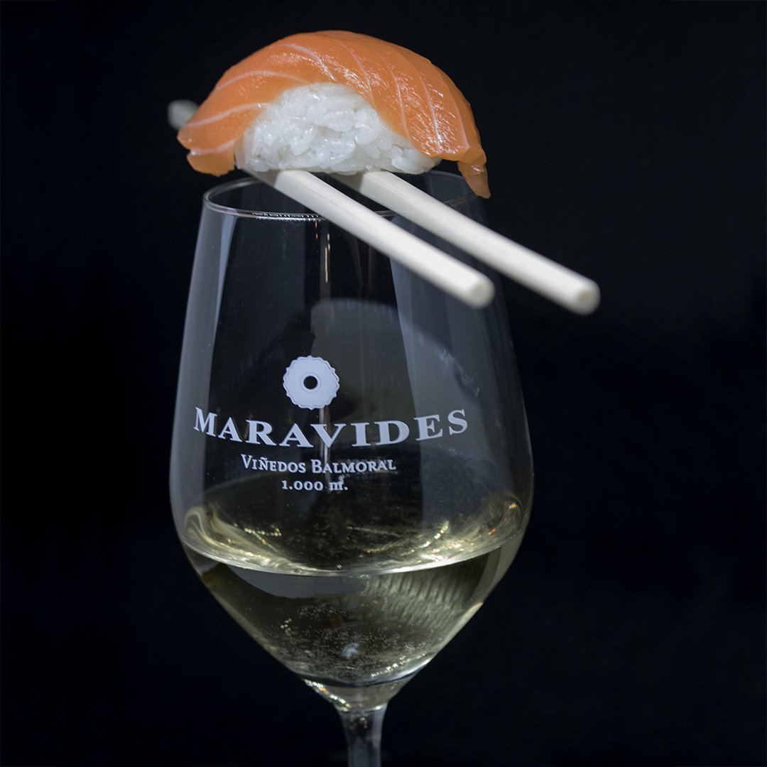 SHUSHI + CHARDONNAY - Hoy os proponemos este maridaje con un niguiri de salmón y Maravides #MaravidesChardonnay, un vino blanco fresco, afrutado y aromático que va perfecto con el pescado crudo. #BodegasBalmoral