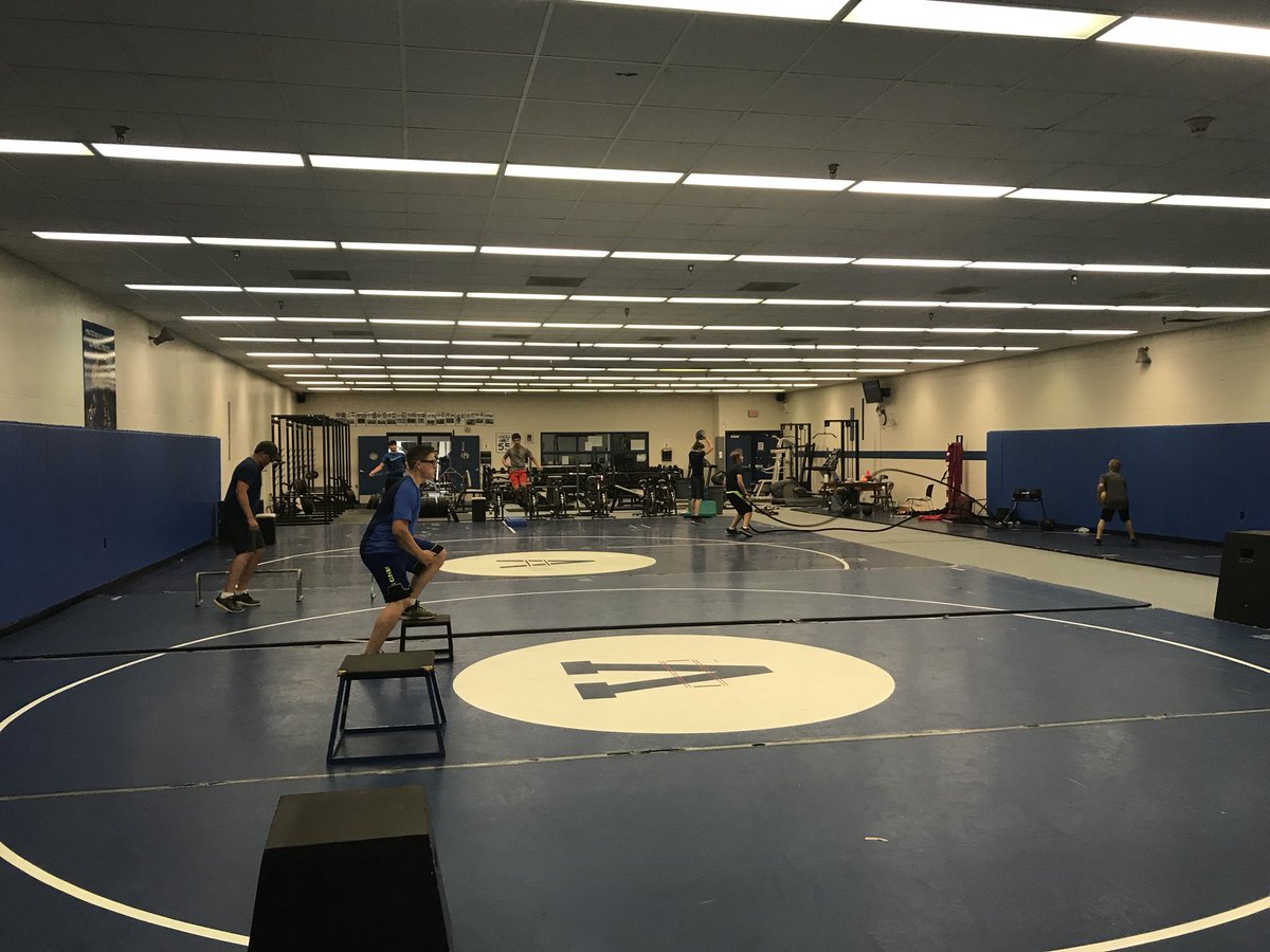 BdevilStrength's tweet photo. “Few burdens are heavy when everyone lifts.” -Unknown Impressive amount of hard work done yesterday! ESD workout with 10 stations! Variety of exercises that pushed these kids to the edge. Be proud of your work and keep this going! #BLUEprideRUNSdeep https://t.co/2LY1NBetiB