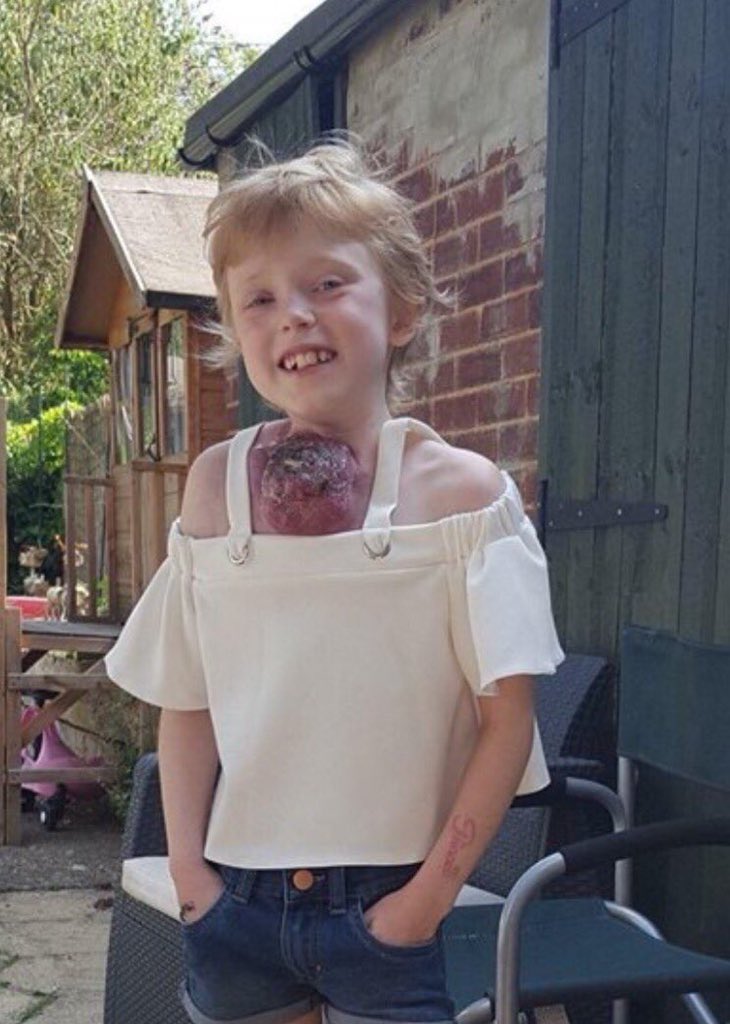 @ArianaGrande please please #RoarForJess. She is desperate to get a message from you. She has cancer with no cure, just ten years old <a href="/RoarForJess/">Help Jess Beat Boris</a> RT for this amazing little girl. It’s all she wants 🙏🙏🙏🙏💔💔❤️❤️❤️