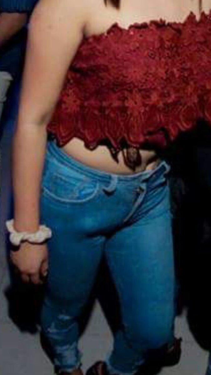 - GOOOOOL
+ Espera, el asistente levanta el banderín: fuera de juego