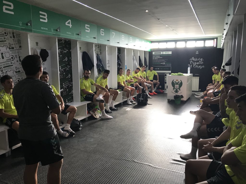 CD_Toledo's tweet photo. Primera charla técnica de nuestro entrenador @canofeijoo a nuestra plantilla 

En 15 minutos salimos al verde 💪💪 

#ANuestroLado https://t.co/y6yB216E6D