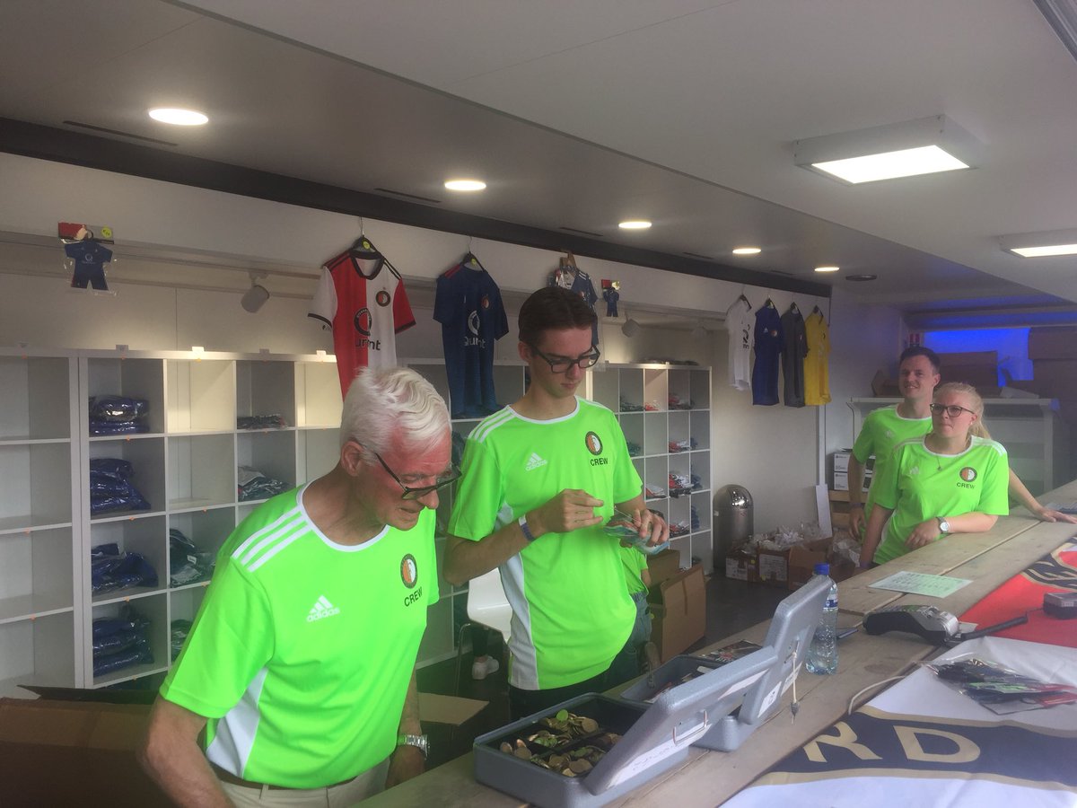 Open Dag #Feyenoord
#fanshop #merchandisetrailer
<a href="/4db_Roadshows/">4db Roadshows</a>