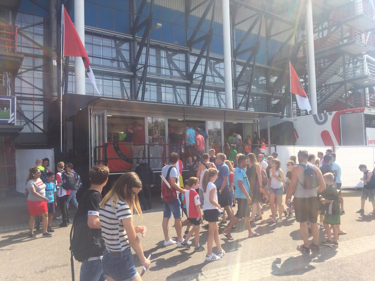 evlavieren's tweet photo. Open Dag #Feyenoord
#fanshop #merchandisetrailer
@4db_Roadshows https://t.co/ryYFZpqqJ2