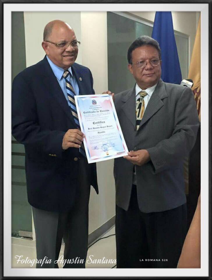 Un verdadero #tbt, martes 19 se Junio 2016, foto de la entrega del certificado por parte de la Junta Municipal Electoral representada por el Dr. Héctor Ávila, que acredita al Doctor José Reyes como Alcalde del Municipio de La Romana.

#LaRomanaS26 #LRS26 
#PáginadeFacebookLRS26