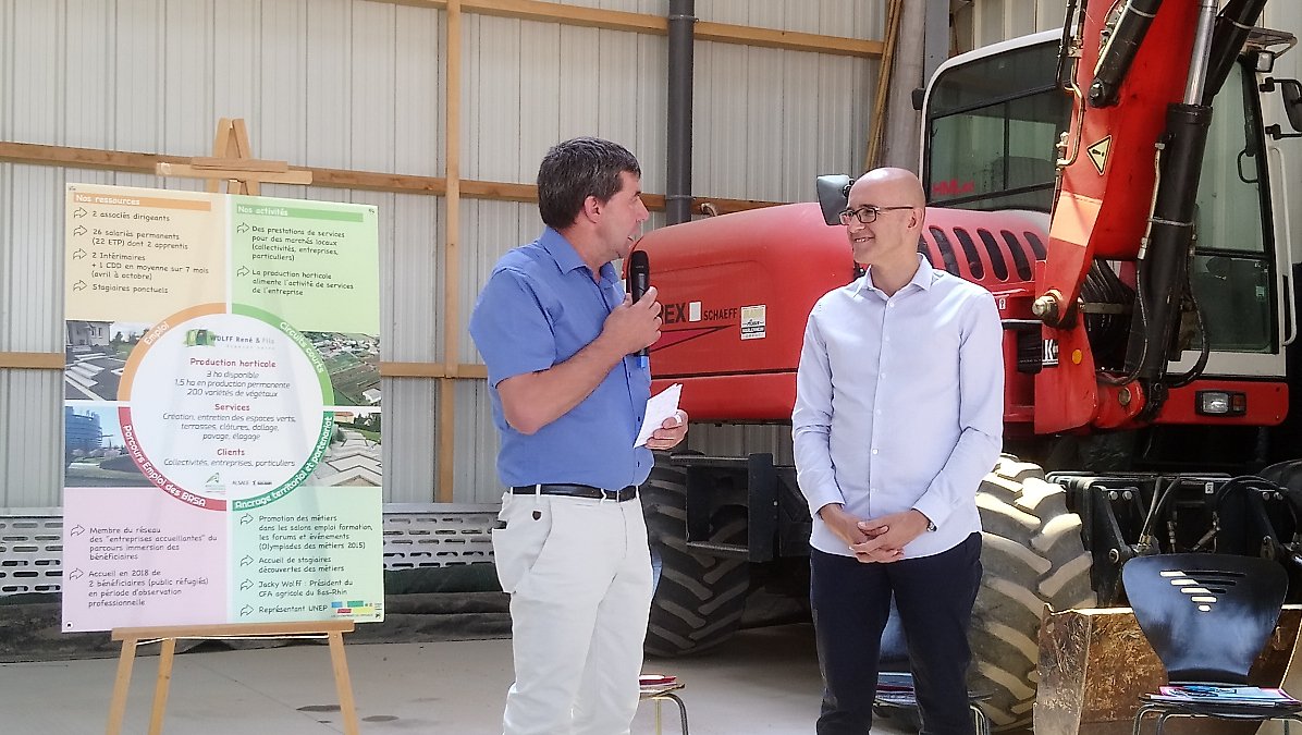 toutelalsace's tweet photo. .@F_Bierry en visite dans l'entreprise Wolff Paysages et à la ferme Dollinger à #Hoerdt pour la sortie conjointe de la chambre d'agriculture et du #CD67 #basrhin https://t.co/2UgitzCXHe