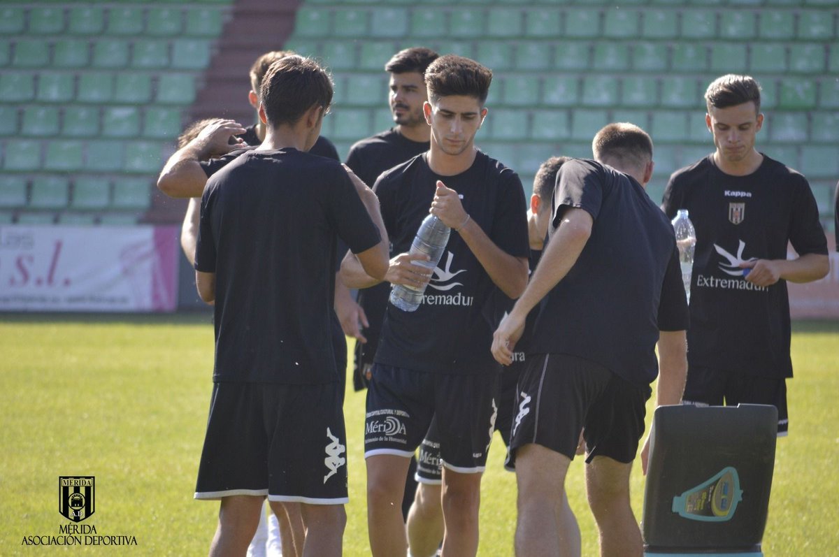 👋🏻 ¿Sin plan para esta tarde? Aquí, te proponemos uno 😏:

➡️ De 18:00 a 20:00 horas ven a sacar tu abono a la tienda del Romano 🏟️

➡️ A partir de las 19:30 horas ves a ver el entrenamiento ⚽ del equipo a los Campos de la Federación