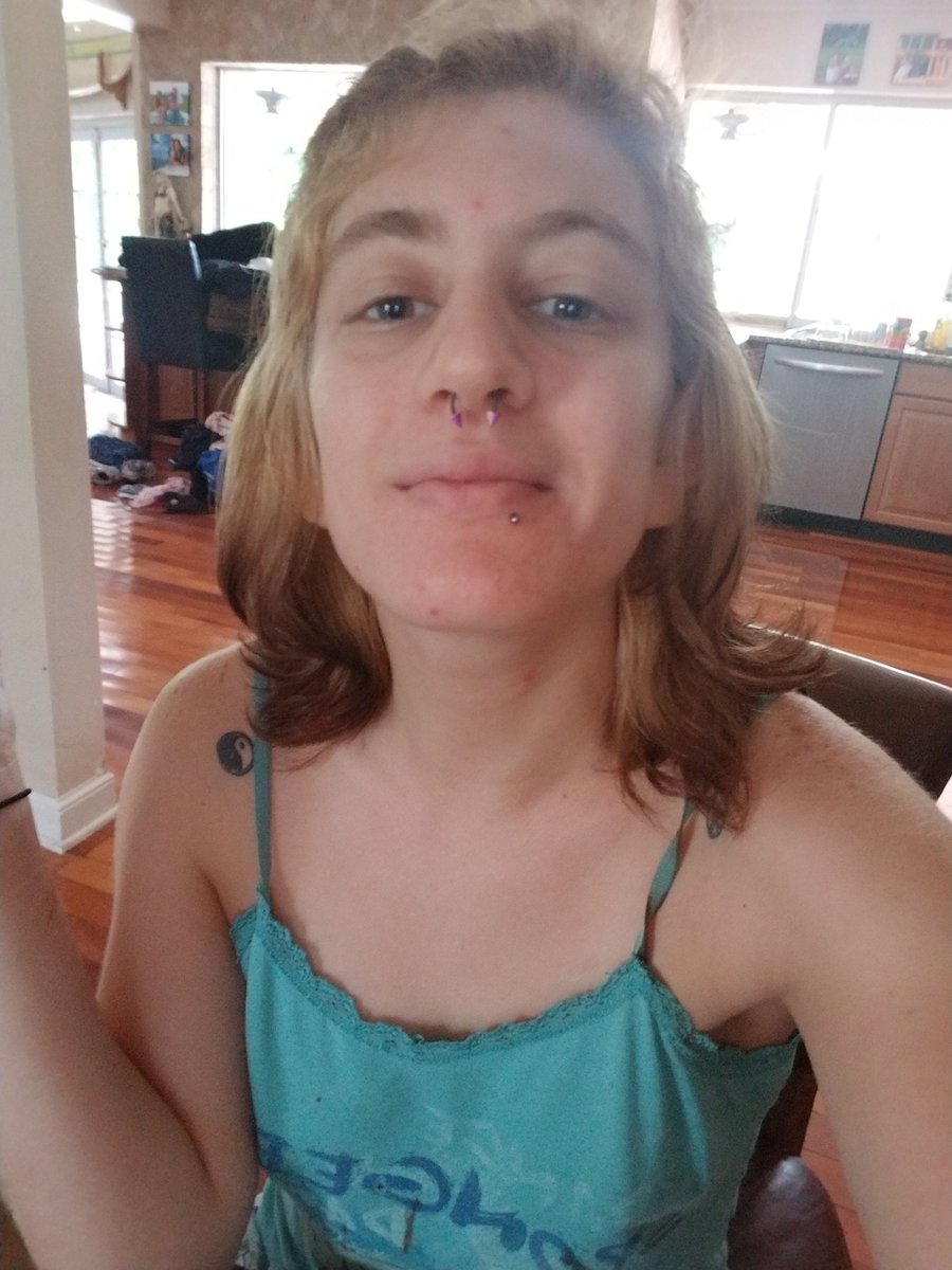 MeliyHurley's tweet image. So first is right b4 july1st  starting. Straightened my ends to see length properly. 2nd photo is now, though I didn&apos;t straighten my ends down. I think maybe I can see the difference added growth 😍 yay #cocoalocks fuller healthier longer hair with hot chocolate once a day💜