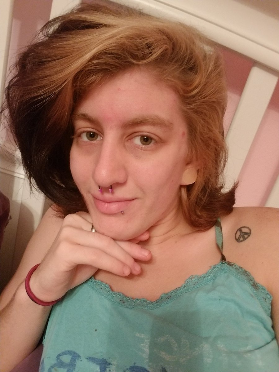 MeliyHurley's tweet image. So first is right b4 july1st  starting. Straightened my ends to see length properly. 2nd photo is now, though I didn&apos;t straighten my ends down. I think maybe I can see the difference added growth 😍 yay #cocoalocks fuller healthier longer hair with hot chocolate once a day💜