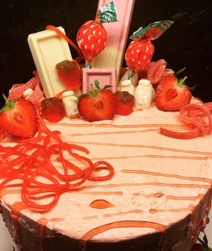 peediechocs's tweet photo. Strawberry milkshake cake 😍 https://t.co/qf7YDzGStr