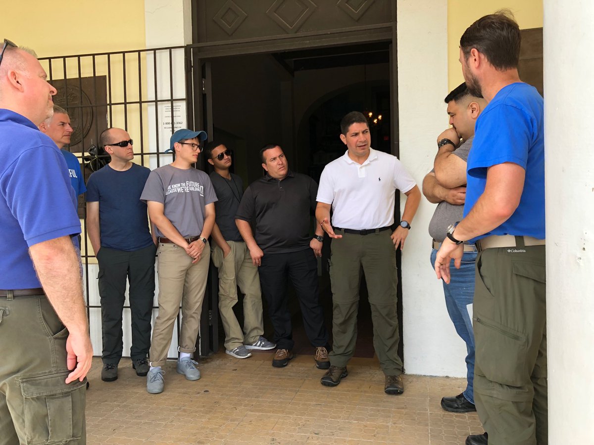 luisar8prcio's tweet image. Reunido ⁦@Intel⁩ y el Director de Manejo de Emergencia Héctor Cruz #Utuado discutiendo la iniciativa #technology #techpod @ricardorossello @fortalezapr