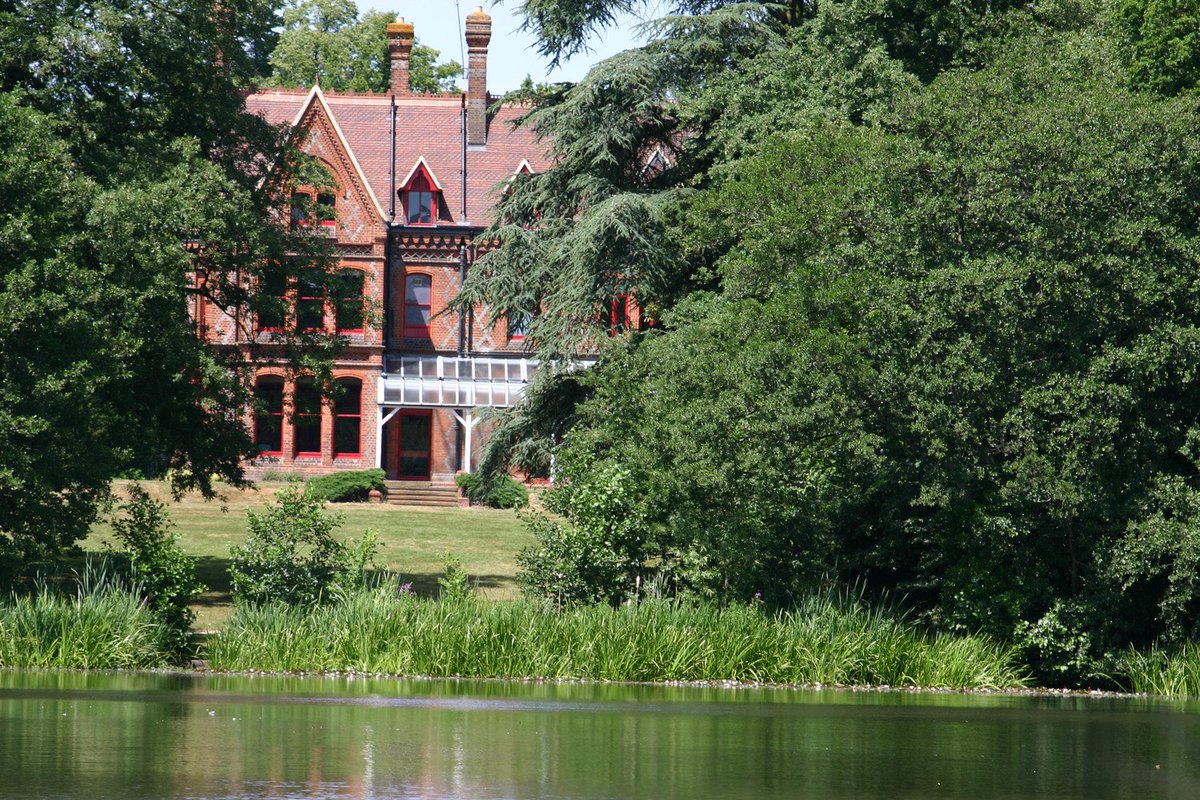 UniofReading's tweet photo. Very pleased to announce that we’ve received our eighth consecutive Green Flag Award for our beautiful Whiteknights campus! https://t.co/J7SDofbspL https://t.co/JFjWhQkjoo