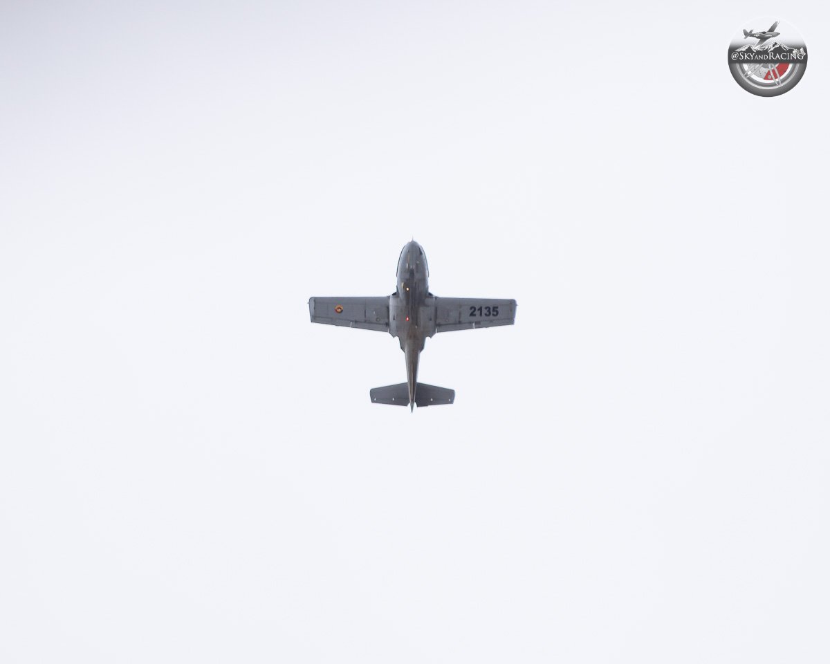 SkyAndRacing's tweet photo. Estamos en #ModoPatrio, ya con todo listo para la revista aérea del #20deJulio 🛩

Imágenes del equipo de paracaidismo Águila de Gules, y los sobrevuelos de ayer sobre #Bogotá de la Fuerza Aérea Colombiana 

#COLOMBIAunasolaFUERZA https://t.co/GEW6eHdKbG