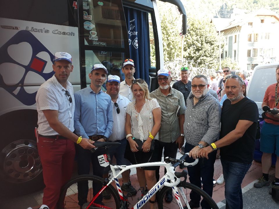 GroupamaRaa's tweet photo. Journée exceptionnelle au cœur de la course avec @GroupamaFDJ pour nos invités !  #TFD2018 #TousSupporters https://t.co/9o2GiDgK9R